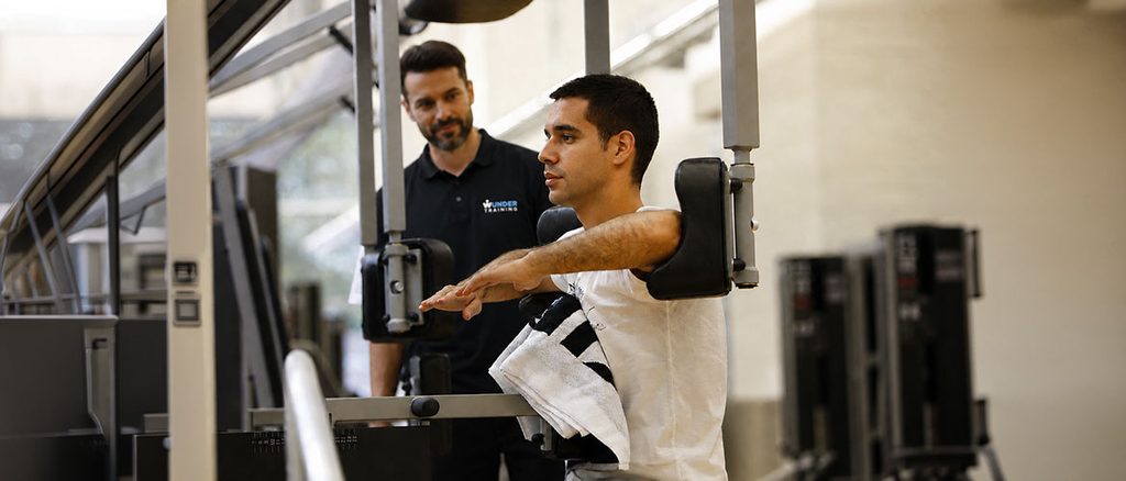 Entrenador de Wunder Training supervisando una sesión de entrenamiento personalizado en Barcelona.